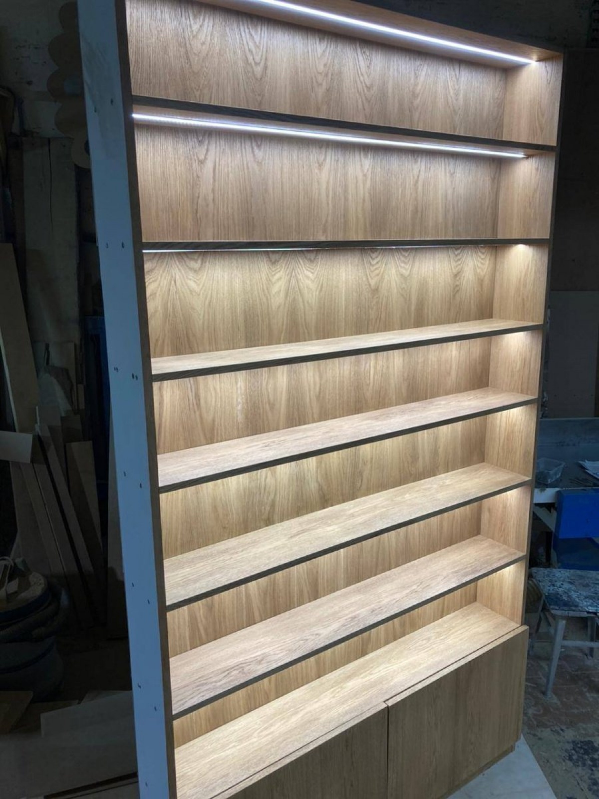 Стеллаж с подсветкой из МДФ в шпоне
