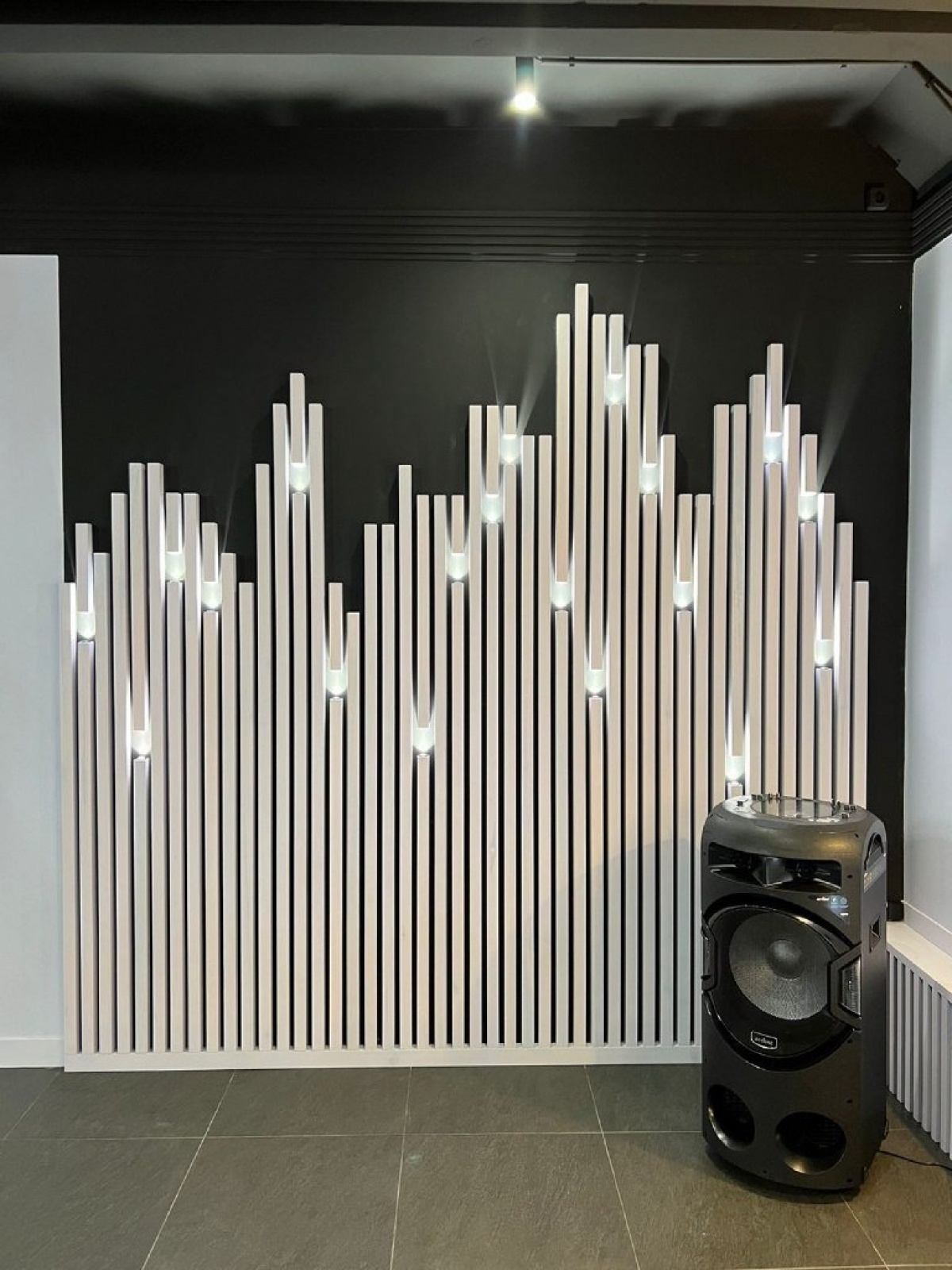 Рейки на стену с точечными светильниками из Сосны 40х40мм