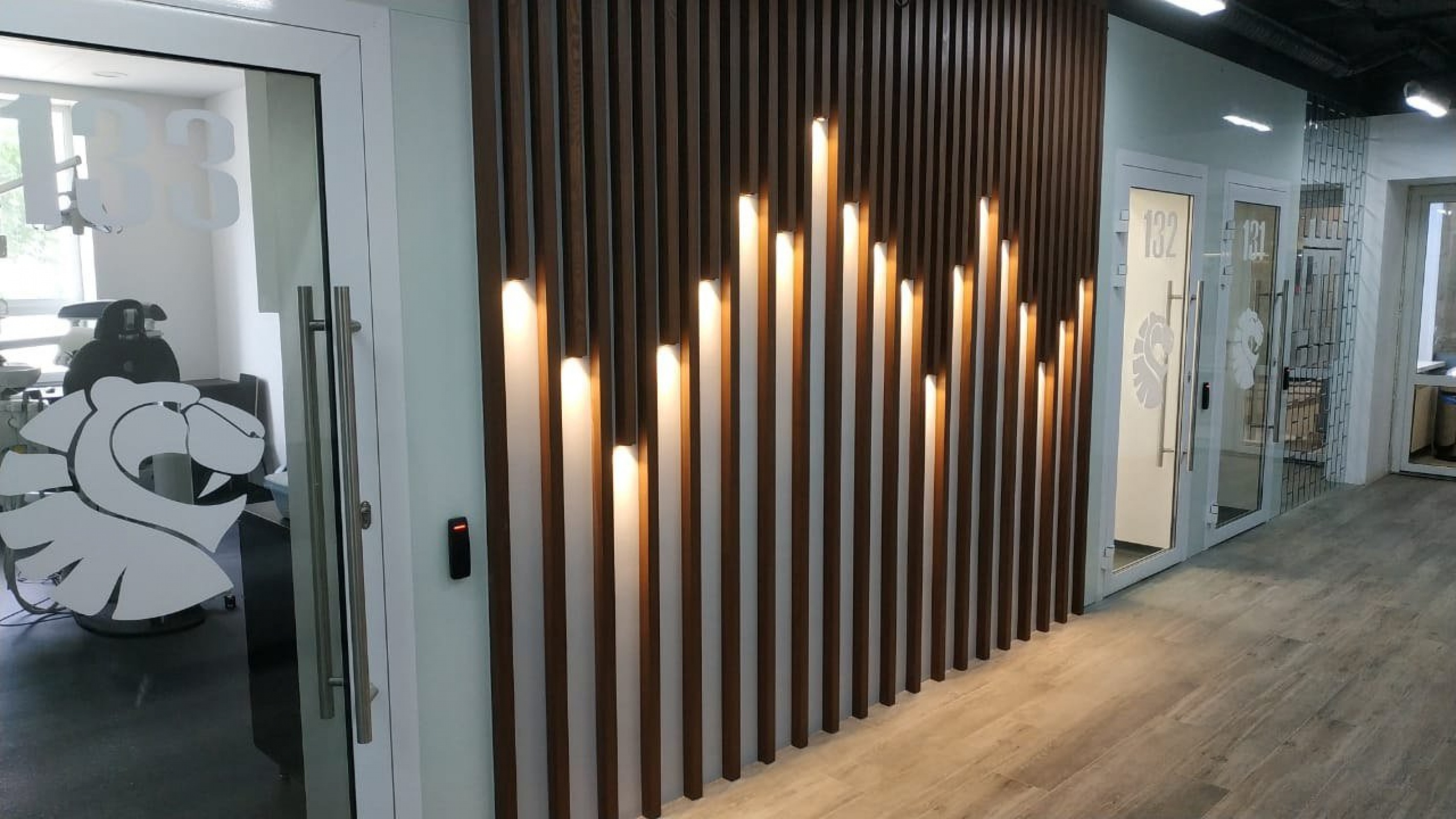 Рейки на стену с точечными светильниками из Сосны 40х40мм