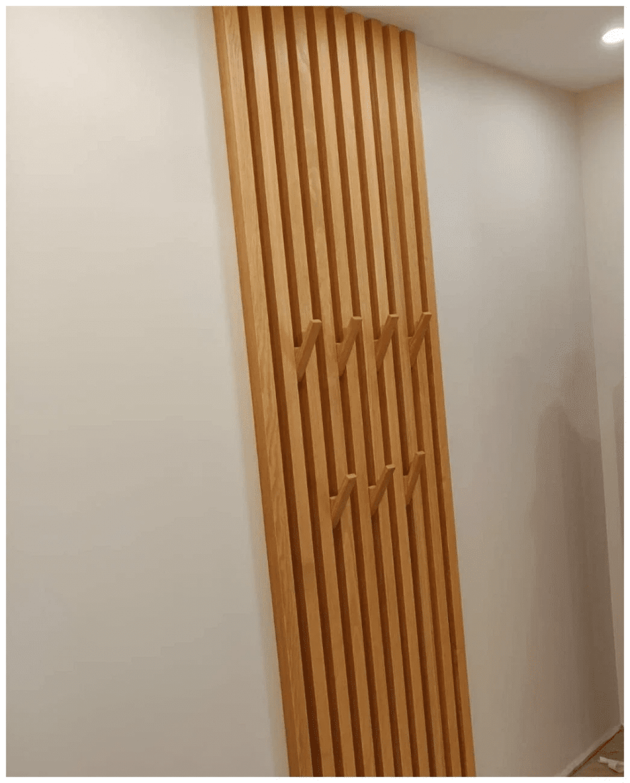 Рейки в прихожей из Сосны 40х30мм с откидными крючками