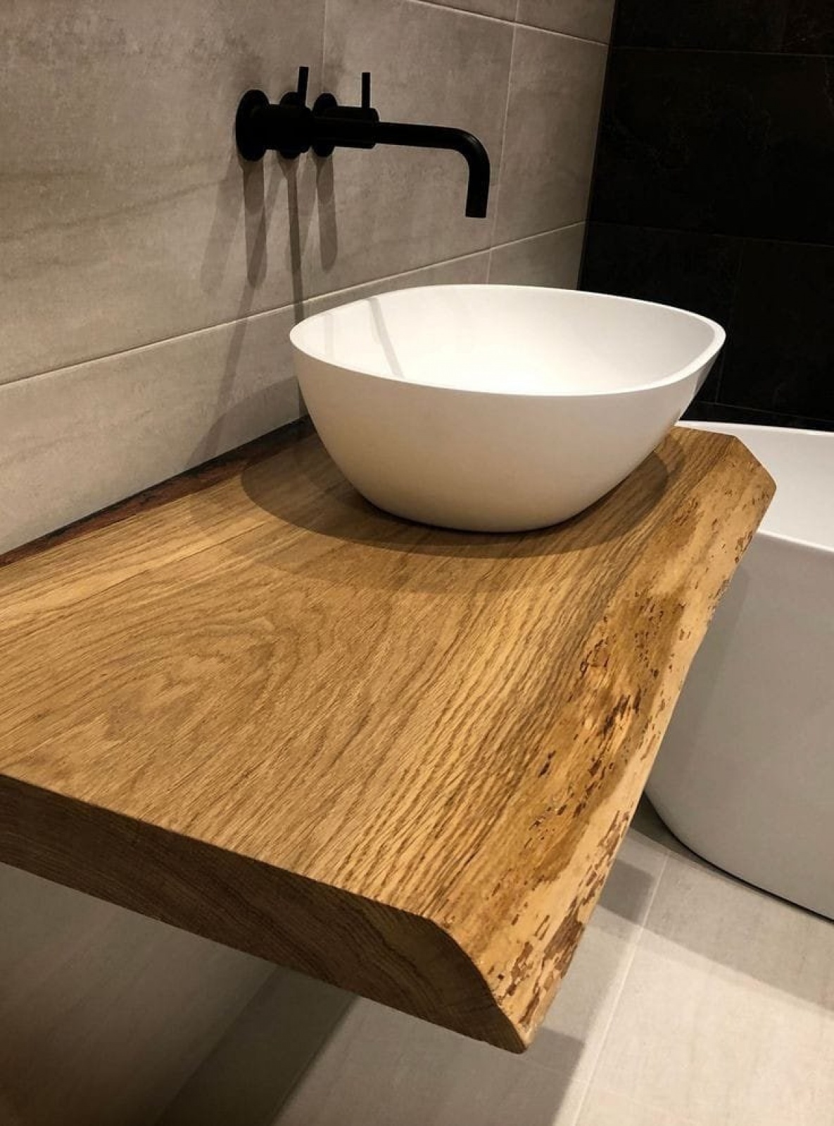 Дубовая столешница для ванной комнаты