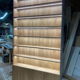 Элегантный стеллаж из МДФ с отделкой шпоном дуба и встроенной подсветкой станет стильным акцентом...