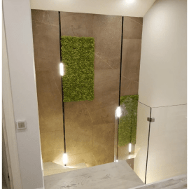 Панно из стабилизированного мха Ягель в нише. Размер панно 595х1195мм 438х1195мм. Цвет трава. Не ...