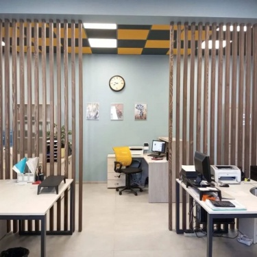 Перегородка 40х80х2944мм., интервал 54мм.
Материал Сосна. 
Механизм скрытого монтажа.
Цвет #тиккурила 3443.
