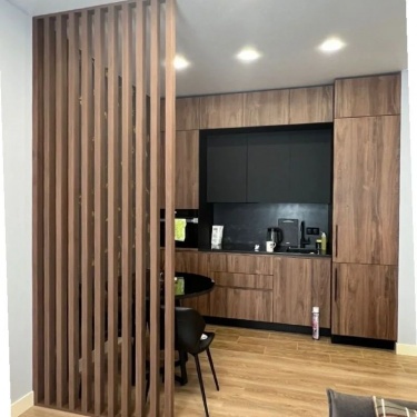 Сечение 40х60х2676мм.
Материал Бук.
Механизм скрытого монтажа.
Индивидуальный подбор цвета. 
